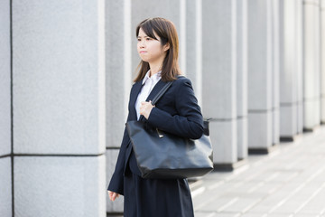 新社会人・スーツ姿の若い女性