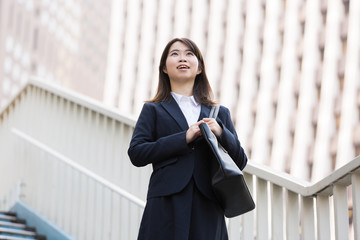 新社会人・スーツ姿の若い女性