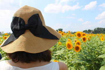 ひまわりと女性
