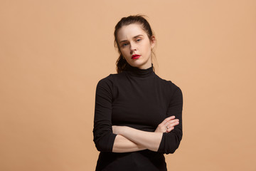 Obraz premium The serious business woman standing and looking at camera against pastel background.