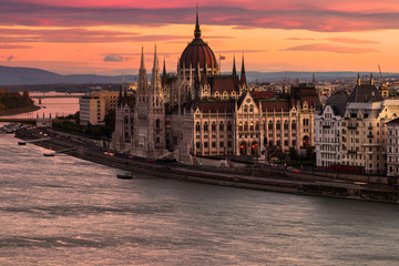 Naklejka premium Budapest: Hungarian Parliament at dusk