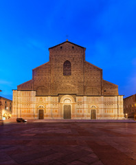 Fototapeta premium Bologna Basilica of San Petronio at dusk