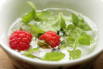 庭のラズベリー