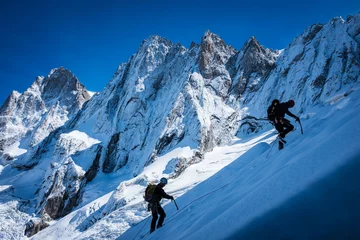 Crédence de cuisine en verre imprimé Mont Blanc Young man climbing up on glacier in big mountain, massive Mont Blanc, Chamonix