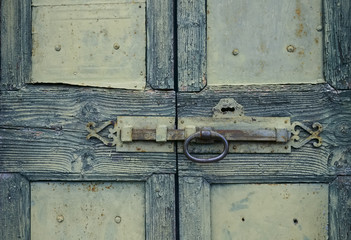 particolare di porta abbandonata