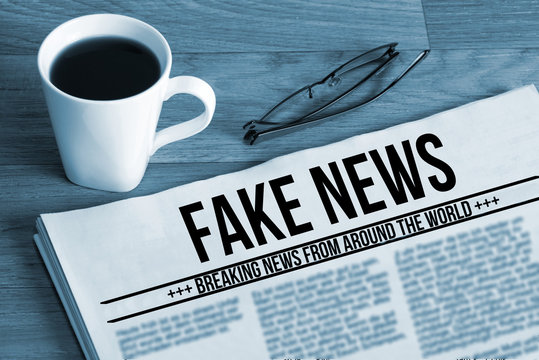 Eine Tasse Kaffee und eine Zeitung mit dem Namen Fake News