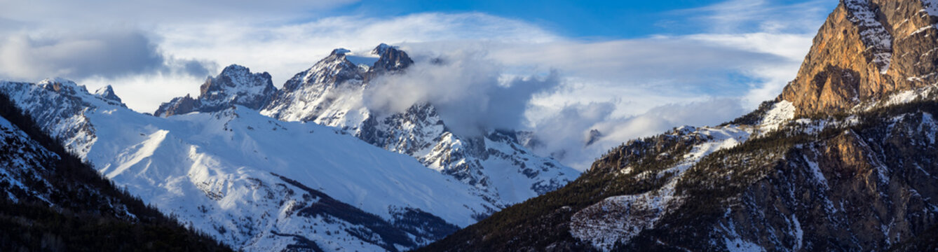 Panoramic view of the Pelvoux mountain range (Pelvoux and Sialouze glaciers) in the Ecrins National Park. Hautes-Alpes, Alps, France