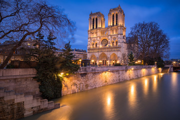 Fototapeta na wymiar Notre Dame de Paris Catheral at dusk with the overflowing Seine River, 4th Arrondissement, Paris, France