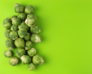 Frischer Rosenkohl auf grünem Hintergrund