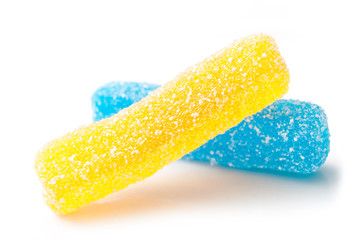 bonbons acidulés en forme de frites sur fond blanc