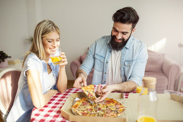 Obraz na płótnie Canvas Couple eating pizza