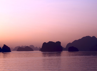 Morgenrot in der Halong Bucht, Vietnam
