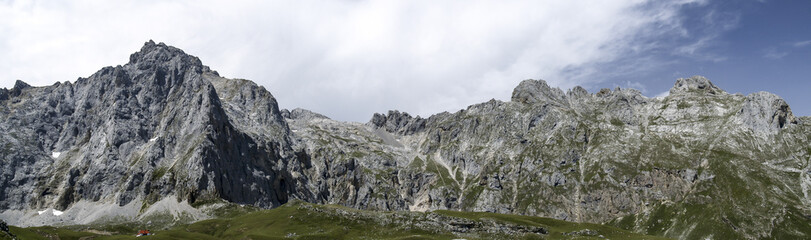 Panorámica del Parque Nacional de Los Picos de Europa en Cantabria