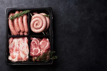 Crédence de cuisine en verre imprimé Viande Raw meat and sausages