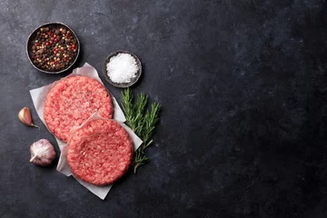 Cercles muraux Viande Viande de boeuf hachée crue pour les hamburgers faits maison