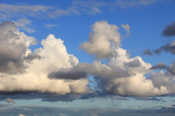 Obraz premium Large white clouds against a blue sky