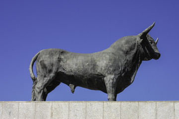 Escultura de toro de bronce.