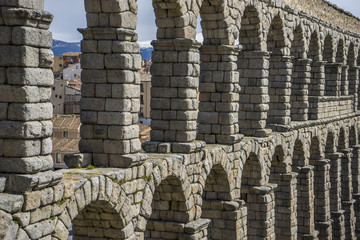 Obraz premium Tourist, Roman aqueduct of segovia. architectural monument declared patrimony of humanity and international interest by UNESCO