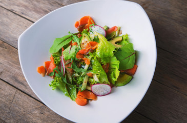 Salad of salmon, herbs and vegetables