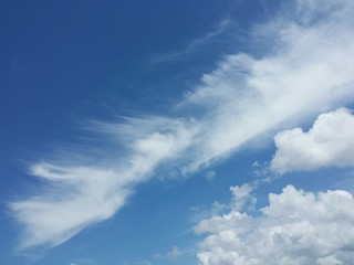 Obraz premium Beautiful cirrus clouds in blue sky, natural background