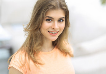 Naklejka premium closeup portrait of a young woman on blurred background.