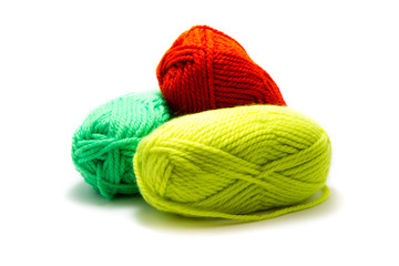 Wolle Wollknäuel gelb rot isoliert freigestellt auf weißen Hintergrund, Freisteller grün