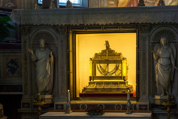 Obraz premium Relikwiarz zawierający łańcuchy św. Piotra w kościele św. Piotra w łańcuchach (San Pietro in Vincoli) w Rzymie, Włochy