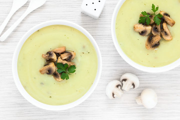Champignoncremesuppe mit gerösteten Champignonscheiben, fotografiert mit natürlichem Licht (Selektiver Fokus, Fokus auf die Suppe)