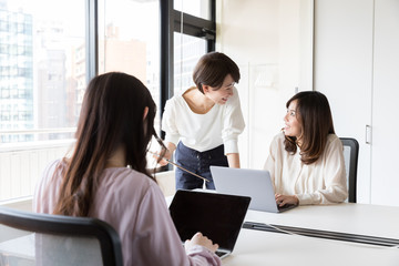 オフィスで働くOL