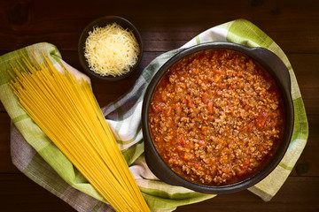 Hausgemachte Sauce Bolognese aus Hackfleisch, Tomate, Zwiebel, Karotte und Knoblauch, fotografiert mit natürlichem Licht