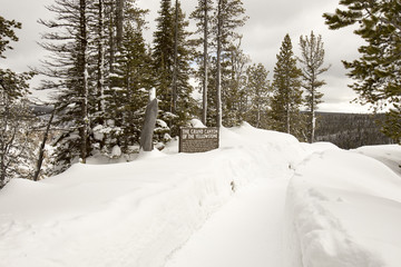 Obraz na płótnie Canvas Signage for the Grand Canyon of Yellowstone National Park in winter