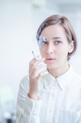 Naklejka premium タバコを吸う笑顔の若い女性