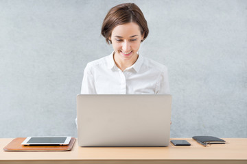 PCで仕事をする若い女性