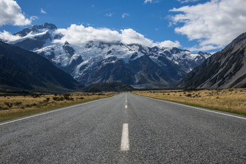 Fototapeta premium Glaciers hanging over the road to Mt Cook Village