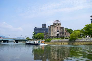 広島市の原爆ドームと川と船