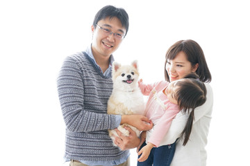 犬を飼う幸せなファミリー