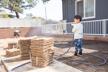 庭で水撒き