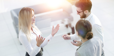 Obraz premium group of business people talking in office