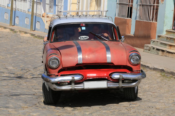 Wunderschöner roter Oldtimer auf Kuba (Karabik)
