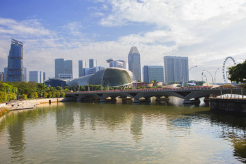 Obraz premium Singapur. Wał przeciwpowodziowy. Teatr Esplanade.