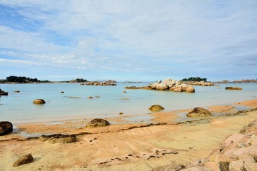 Magnifique plage sur la côte de granit rose en Bretagne