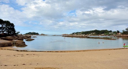 Des gens qui se baignent sur la plage de Tourony à Ploumanach en Bretagne