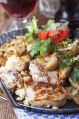 Schweinefilet auf Spätzle mit Pilzen
