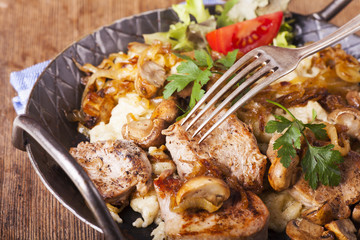 Schweinefilet auf Spätzle mit Pilzen