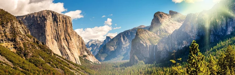 Gordijnen Panorama Yosemite National Park im Gegenlicht © dietwalther