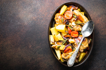 Chicken baked with vegetables.