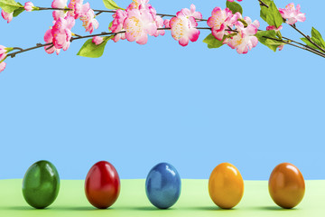 Fünf bunte Eier mit Blumen vor einem blauen Hintergrund