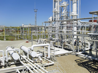 Oil refinery Equipment for primary oil refining.