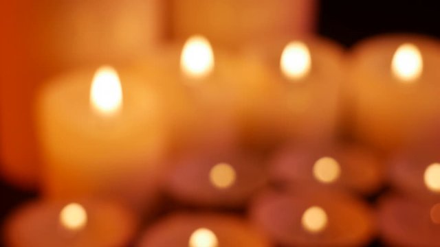conjunto de velas encendidas para decoraci&oacute;n