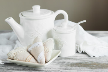 Teapot, sugar bowl and different decorations